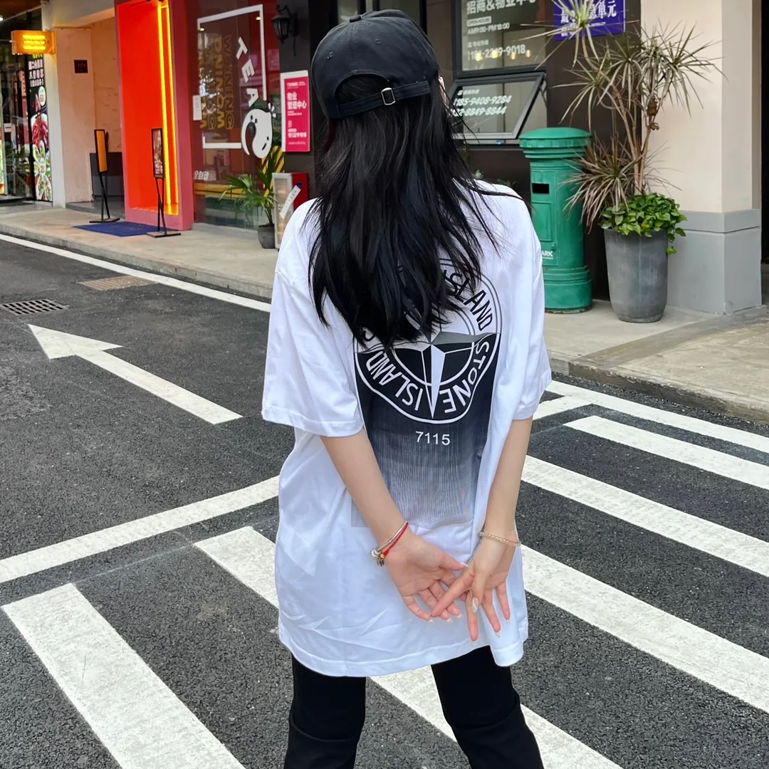 W630#P110💰 [Stone lsland/Stone Island summer new gradient compass print pattern short-sleeved T-shirt] ⚠️[Original creation with high control of details] - Made of 260 grams of combed cotton with 32-count double yarn, soft and comfortable to the touch, sweat-absorbent and breathable. - Simple, basic and versatile style, original single quality, the first choice for couples. - Made in a large factory, four needles and five threads on the shoulder, neat alignment, high quality workmanship. - Same style for men and women. Very versatile, one piece for everyone, details are clearly visible. Color: Black White Size: M L